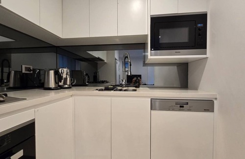 Epping Apartment | Spacious Modern Apartment with Private Garden