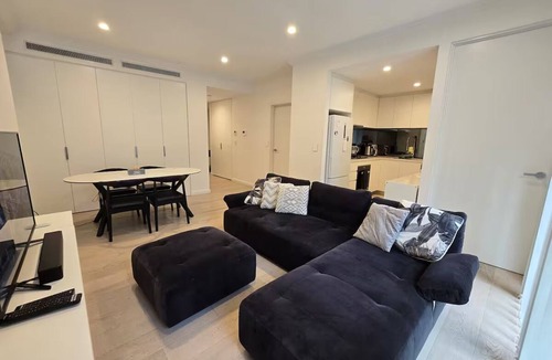 Epping Apartment | Spacious Modern Apartment with Private Garden