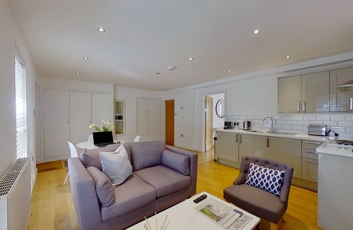 Brownswood Apartment | Spacious modern apartment
