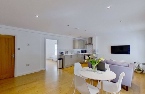 Brownswood Apartment | Spacious modern apartment