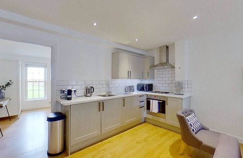 Brownswood Apartment | Spacious modern apartment