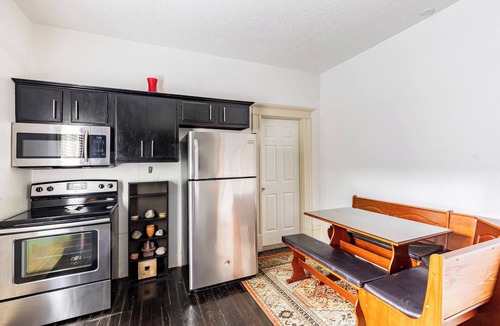 Old East Dallas Apartment | Spacious Modern Apartment with Large Living Room