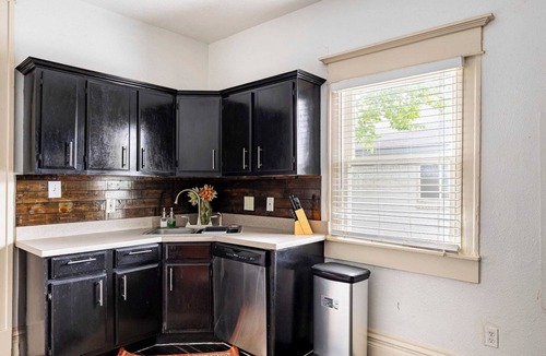 Old East Dallas Apartment | Spacious Modern Apartment with Large Living Room