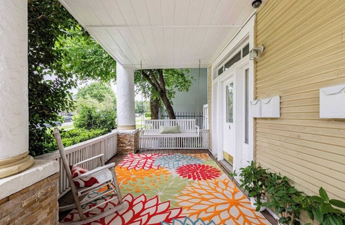 Old East Dallas Apartment | Spacious Modern Apartment with Large Living Room