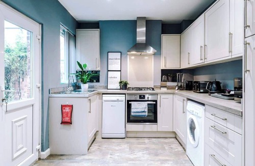 Hoole House | Spacious Modern Chester Home - Great Location