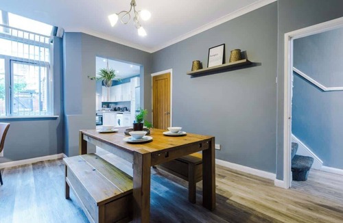 Hoole House | Spacious Modern Chester Home - Great Location