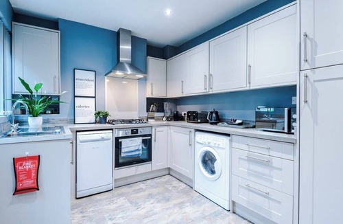 Hoole House | Spacious Modern Chester Home - Great Location