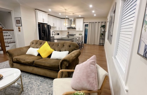 Quincy House | Spacious, Modern, Comfy close to Boston and Beach