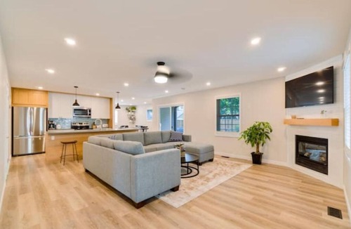 Crystal Beach Cottage | Spacious modern cottage steps from beach