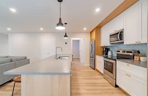 Crystal Beach Cottage | Spacious modern cottage steps from beach