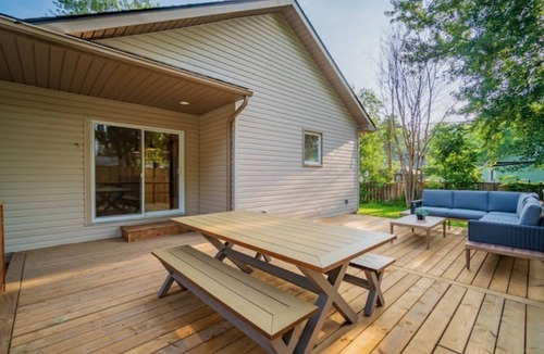 Crystal Beach Cottage | Spacious modern cottage steps from beach