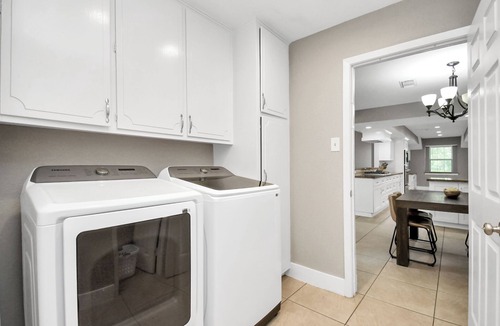 Katy House | Spacious Modern Cottage Perfect for Families & Pets ~ Gated Parking ~ Sleeps 9+