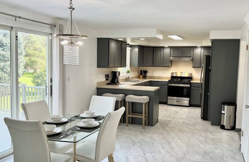 Rochester House | Spacious Modern Family Home - Prime Location