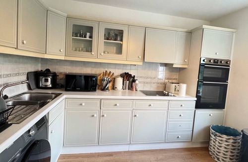 Ealing Apartment | Spacious & Modern 1-Bed Flat near Ealing