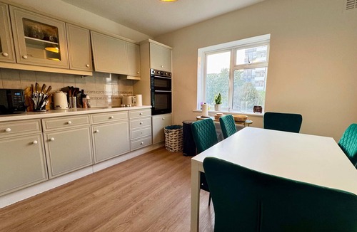 Ealing Apartment | Spacious & Modern 1-Bed Flat near Ealing