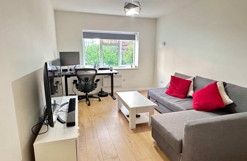 Ealing Apartment | Spacious & Modern 1-Bed Flat near Ealing