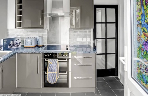 Belvedere Apartment | Spacious modern apartment with full kitchen, Wi-Fi & parking