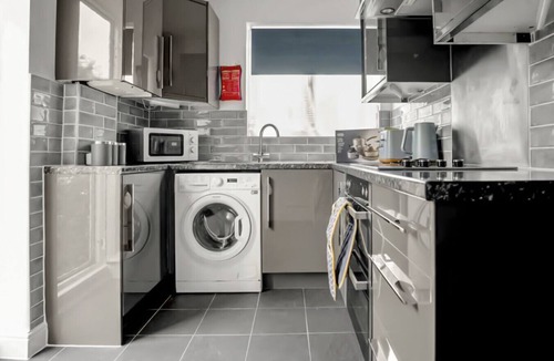 Belvedere Apartment | Spacious modern apartment with full kitchen, Wi-Fi & parking