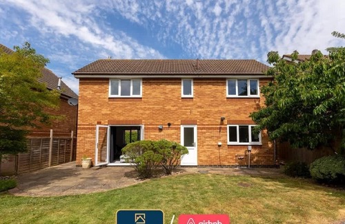Knowle Sands House | Spacious, Modern Home in MK – Perfect for Groups!