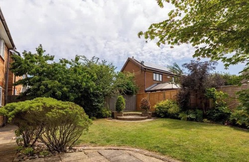 Knowle Sands House | Spacious, Modern Home in MK – Perfect for Groups!