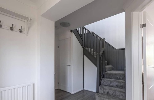 Knowle Sands House | Spacious, Modern Home in MK – Perfect for Groups!