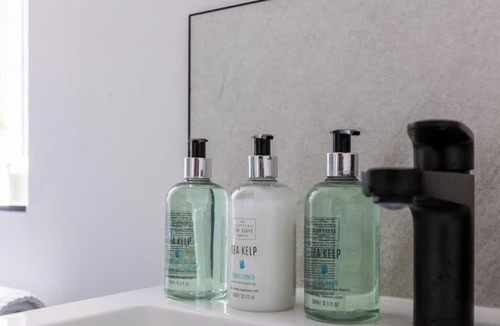 Knowle Sands House | Spacious, Modern Home in MK – Perfect for Groups!