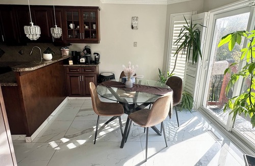 East Credit House | Spacious Modern Home for families, group or co-workers