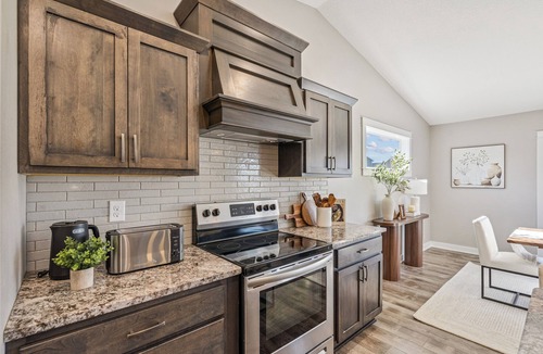 Dallas House | Spacious Modern Home-20 minutes from Des Moines