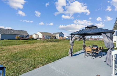 Dallas House | Spacious Modern Home-20 minutes from Des Moines