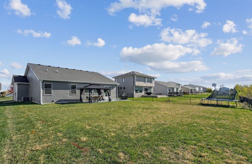 Dallas House | Spacious Modern Home-20 minutes from Des Moines