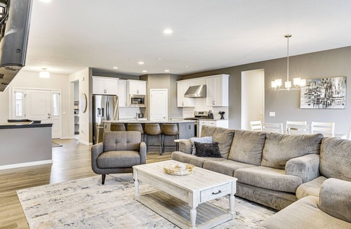 Hanover House | Spacious & Modern Home w/Deck in Oregon!