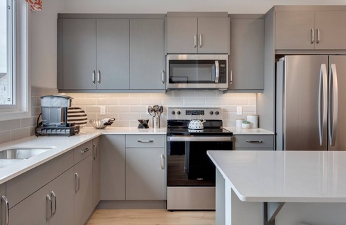 Southeast Calgary House | Spacious Modern Home With King Bed & Office