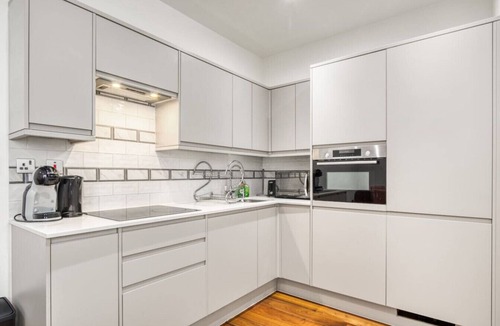 Southfields House | Spacious Modern House 3BR 3BA Balcony Park View