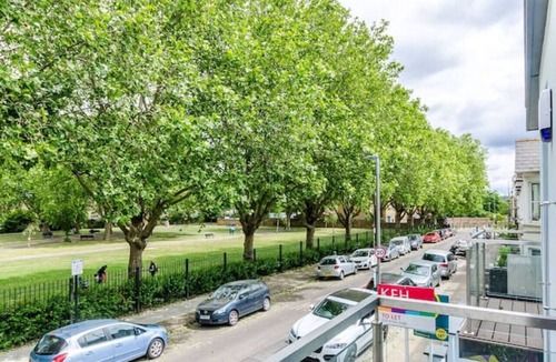 Southfields House | Spacious Modern House 3BR 3BA Balcony Park View