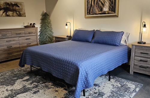 Grand Island Cabin | Spacious modern lodge outside of city