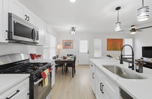 Central East Austin House | Spacious Modern Luxury Home ❤️ King Beds Sleeps 10 Walk to UT & Dining