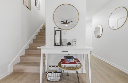 Central East Austin House | Spacious Modern Luxury Home ❤️ King Beds Sleeps 10 Walk to UT & Dining