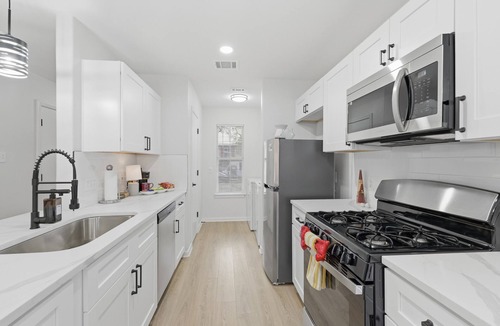 Central East Austin House | Spacious Modern Luxury Home ❤️ King Beds Sleeps 10 Walk to UT & Dining