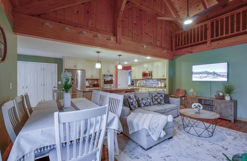 West Rutland House | Spacious Modern Mountain Retreat w/Fireplace