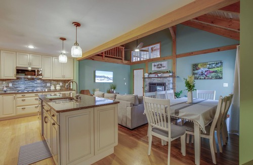 West Rutland House | Spacious Modern Mountain Retreat w/Fireplace