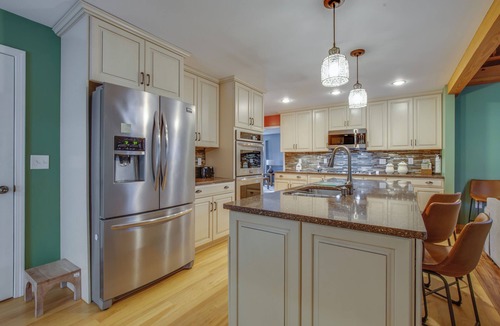 West Rutland House | Spacious Modern Mountain Retreat w/Fireplace