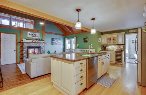 West Rutland House | Spacious Modern Mountain Retreat w/Fireplace