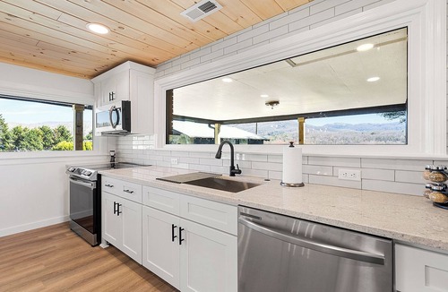 Fletcher House | Spacious & Modern Mountain View Cottage