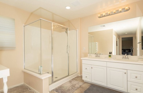 Rubidoux House | Spacious Modern Riverside Home 4BDR - 3BA Sleeps 10