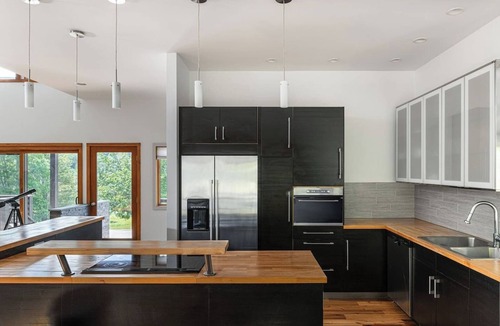 New Kingston House | Spacious Modern Retreat | Sleek Style with Stunning View