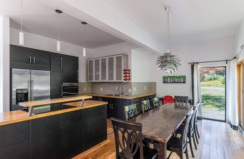 New Kingston House | Spacious Modern Retreat | Sleek Style with Stunning View