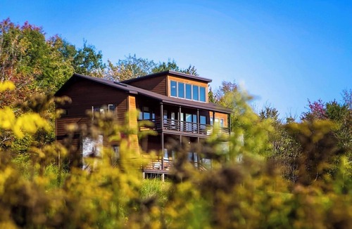 New Kingston House | Spacious Modern Retreat | Sleek Style with Stunning View