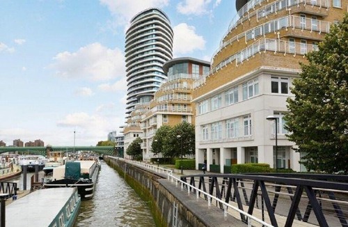 St. Mary's Park Apartment | Spacious Modern Riverside Apartment Overlooking the Thames
