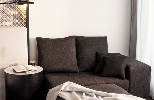 Brossard Hotel | Spacious Modern Room w/Kitchenette + Large Windows in Brossard – Walk to Shops