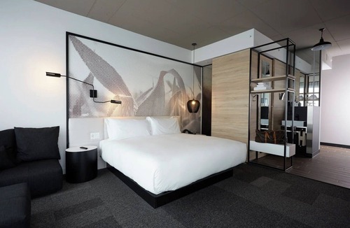 Brossard Hotel | Spacious Modern Room w/Kitchenette + Large Windows in Brossard – Walk to Shops